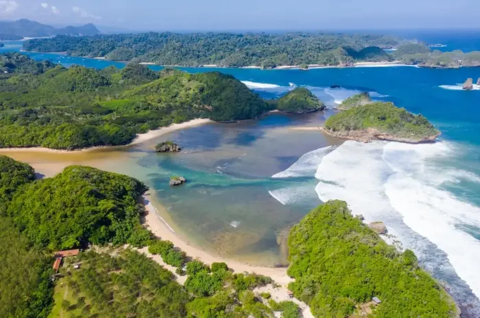 Teluk Asmara Beach, a Beautiful Beach With Enchanting Natural Views in Malang